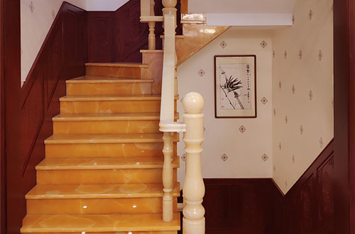万荣中式别墅室内汉白玉石楼梯的定制安装装饰效果